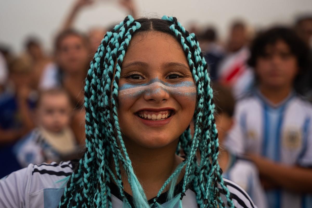 Aficionados argentinos se reúnen en la playa del Bogatell el día antes de la gran final contra España del Mundial
