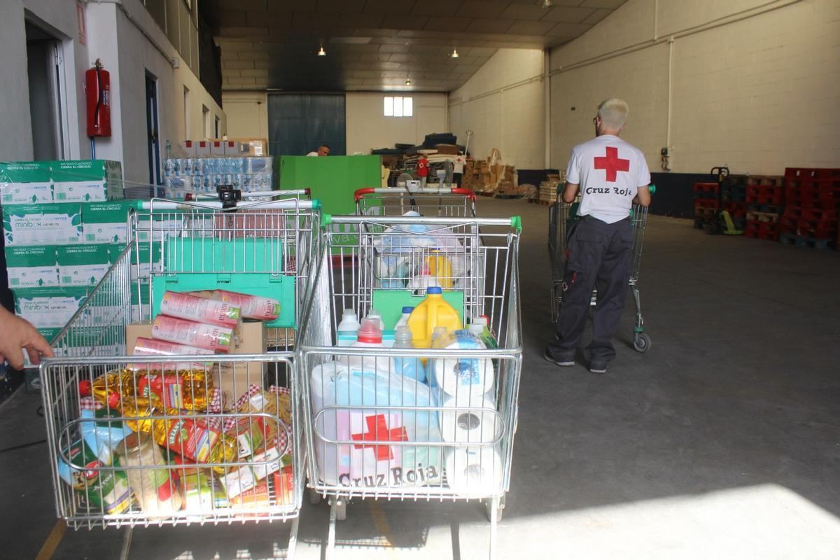 Voluntarios de Cruz Roja preparan los alimentos para su reparto.