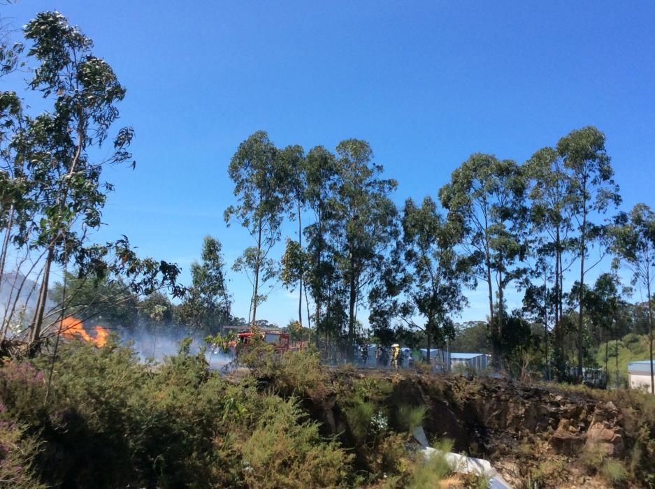 Un fuego quema 2.000 m2 al lado del Parque de Bomberos //G.N.