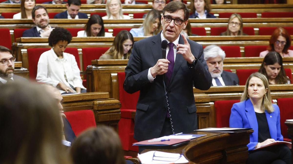 El president de la Generalitat, Salvador Illa, ahir, durant la sessió de control al Parlament. | QUIQUE GARCÍA / EFE El president de la Generalitat, Salvador Illa, ahir, durant la sessió de control al Parlament. | QUIQUE GARCÍA / EFE