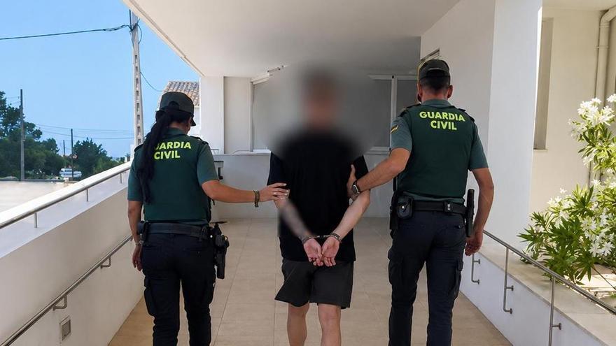 El arrestado custodiado por la Guardia Civil.