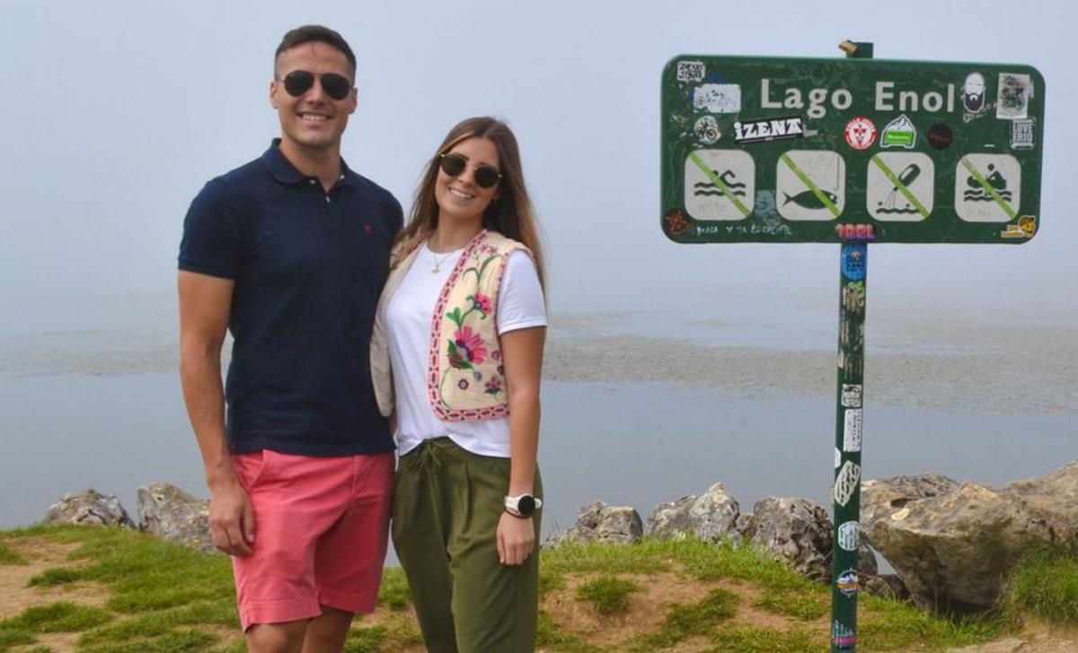 De arriba abajo, los zaragozanos Aitor Abadía Sousa y Marta Palacio  Muro, en el entorno del Enol; el guía de naturaleza y tiempo libre Álvaro García, con un grupo de jóvenes del real sitio de San Ildefonso (Segovia); y los madrileños Ana Torrijos y Álvaro García. | Ana Paz Paredes