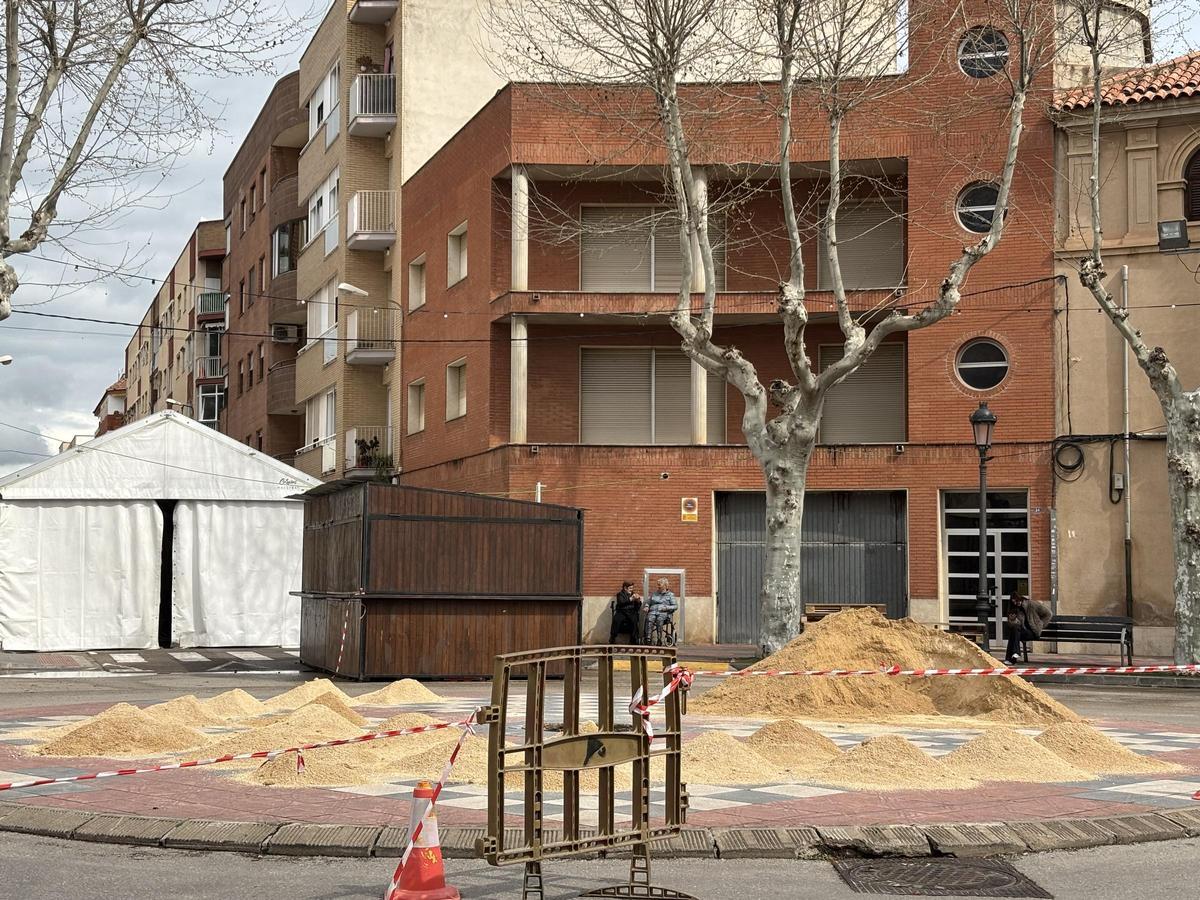Arena preparada en el óvalo para la 'plantà' de la falla l'Embut.