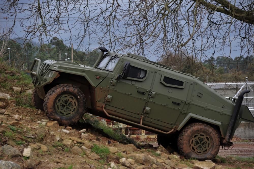 Feijóo visita la fábrica militar de Valga