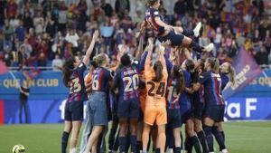 Las jugadoras del Barcelona mantean a Alexia Putellas tras conseguir el campeonato de Liga F.