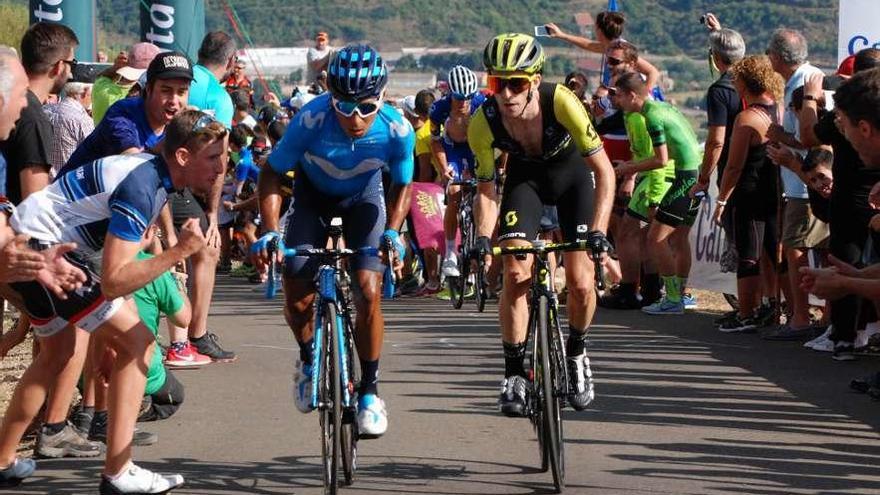 Por la izquierda, Nairo Quintana y Simon Yates, ayer, en La Camperona.