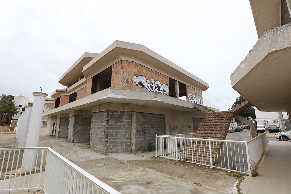 Edificios abandonados en Cala de Bou