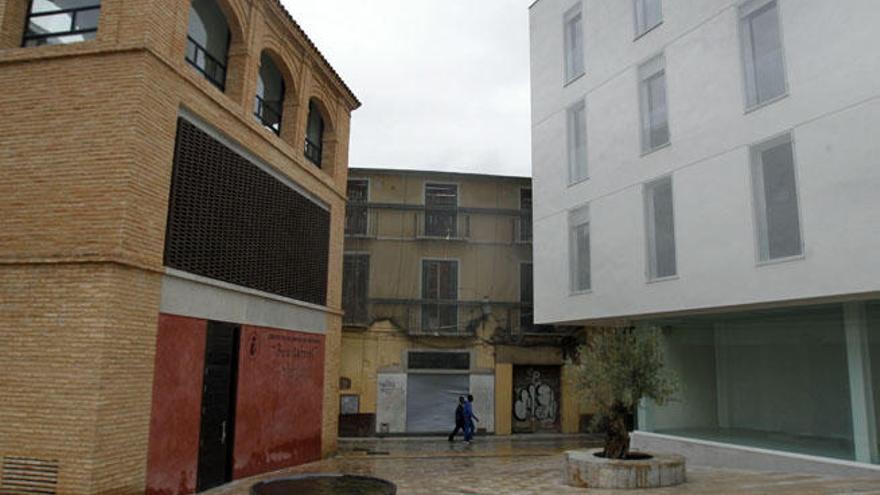 El edificio de viviendas realojará a cuatro vecinos y a la librería Libritos.