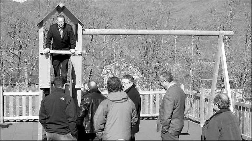 El alcalde de Galende, Jesús Villasante, subido en un juego de niños, junto a autoridades de la Junta y Diputación