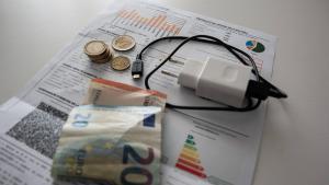 La "factura de seguretat" després de l'apagada de 2025: per què 1 de cada 4 euros de la factura ja no paga el consum de llum