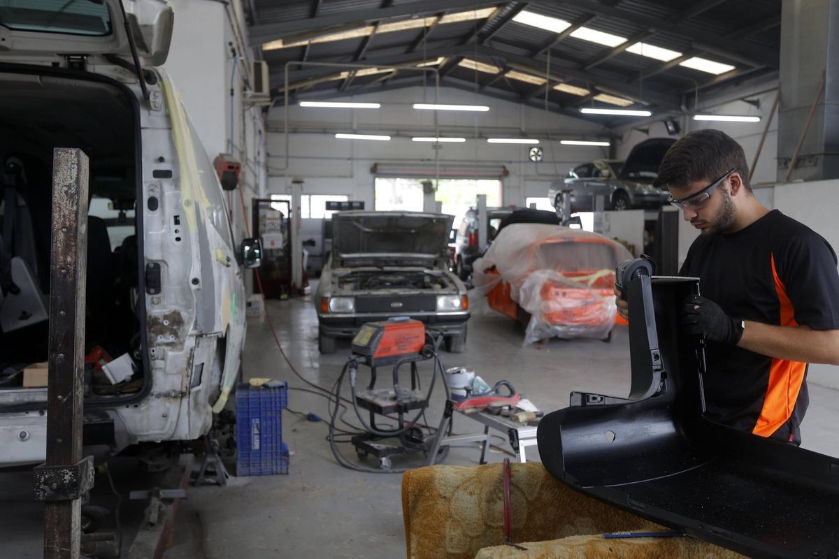 Un empleado en Talleres Autocolor de Bétera.