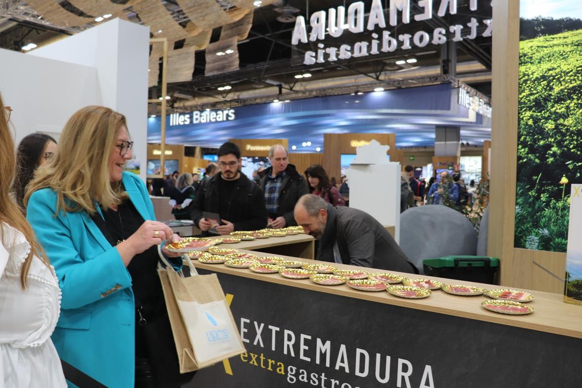 Imagen del stand de Extremadura en Fitur, con diversas propuestas y experiencias, entre ellas las gastronómicas.