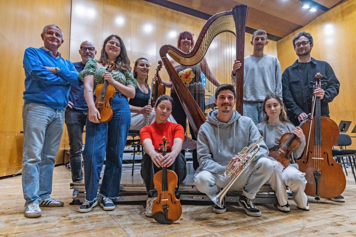 Foto de familai de parte dle equipo docente y alumnado del l Curso Avanzado de Especialización Orquestal (Caeo).