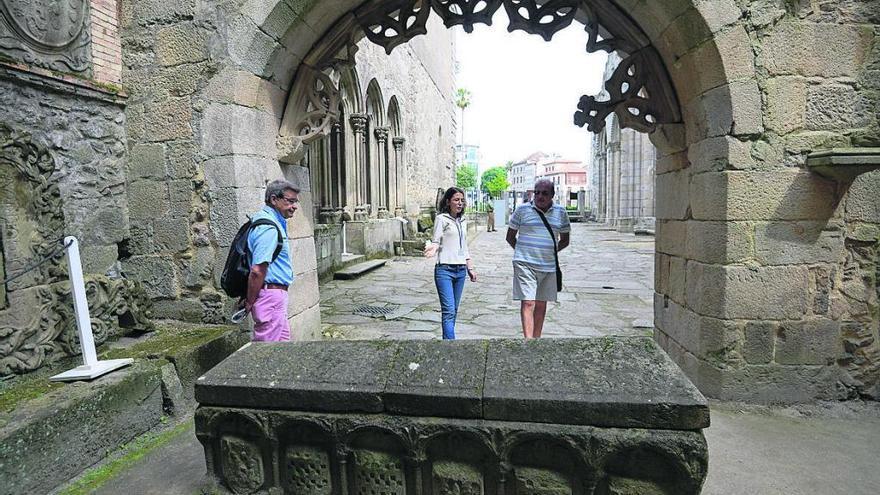 Visitantes en las ruinas de Santo Domingo, en la mañana de ayer. // G. Santos