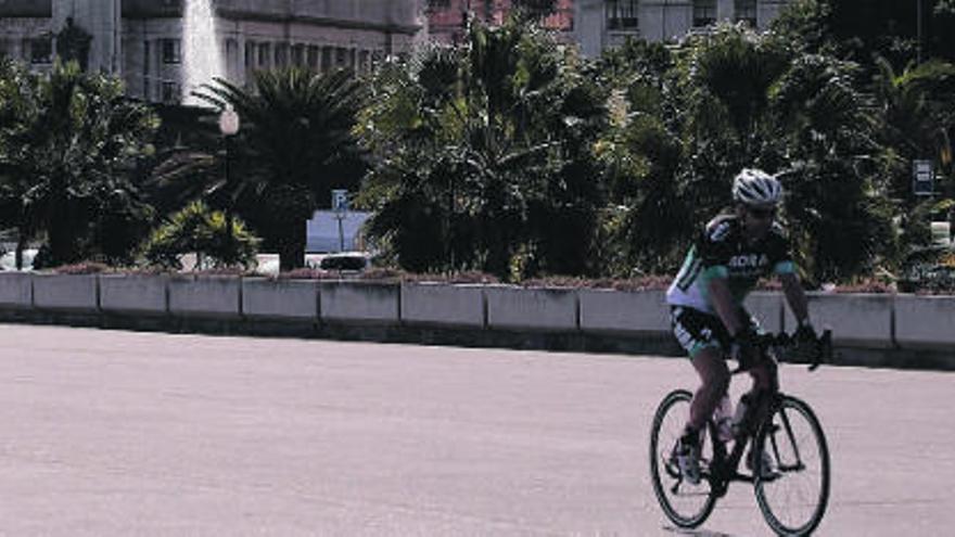 Un ciclista recorre la avenida marítima el pasado día 30 de enero en el inicio del conocido como veranillo del invierno.