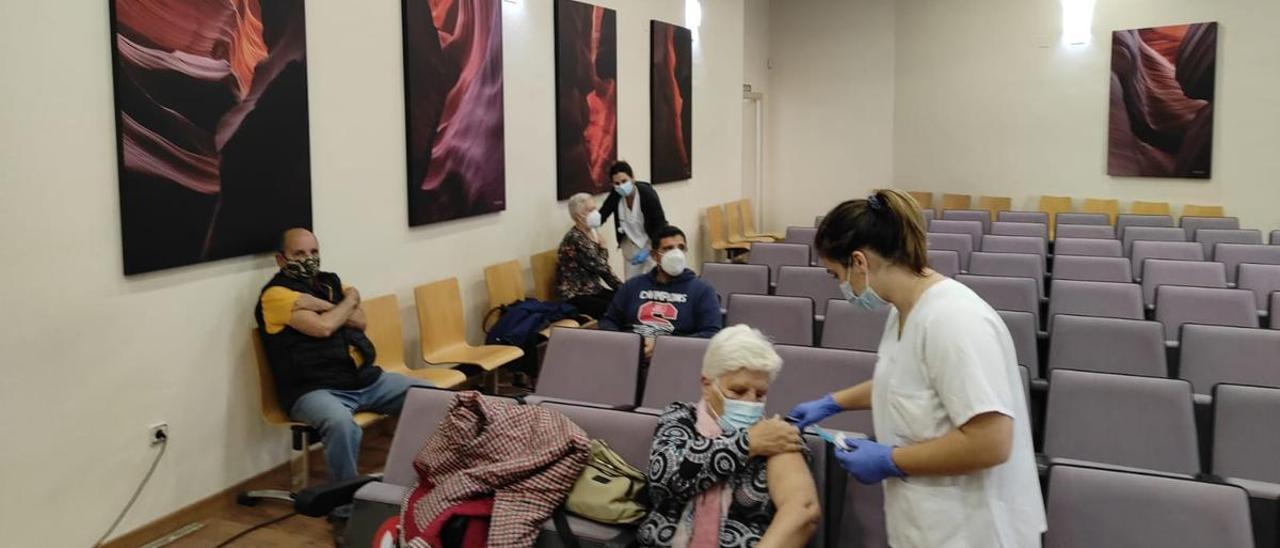 Los primeros mayores de 70 años en recibir la tercera vacuna contra el covid en Altabix