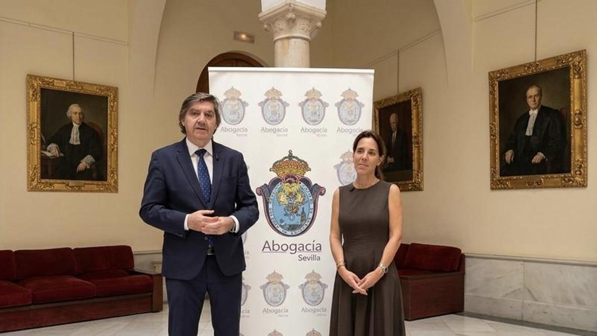 Óscar Fernández León, decano del Colegio de Abogados de Sevilla, y María Teresa Rodríguez Linares, decana del Ilustre Colegio de Procuradores de Sevilla.