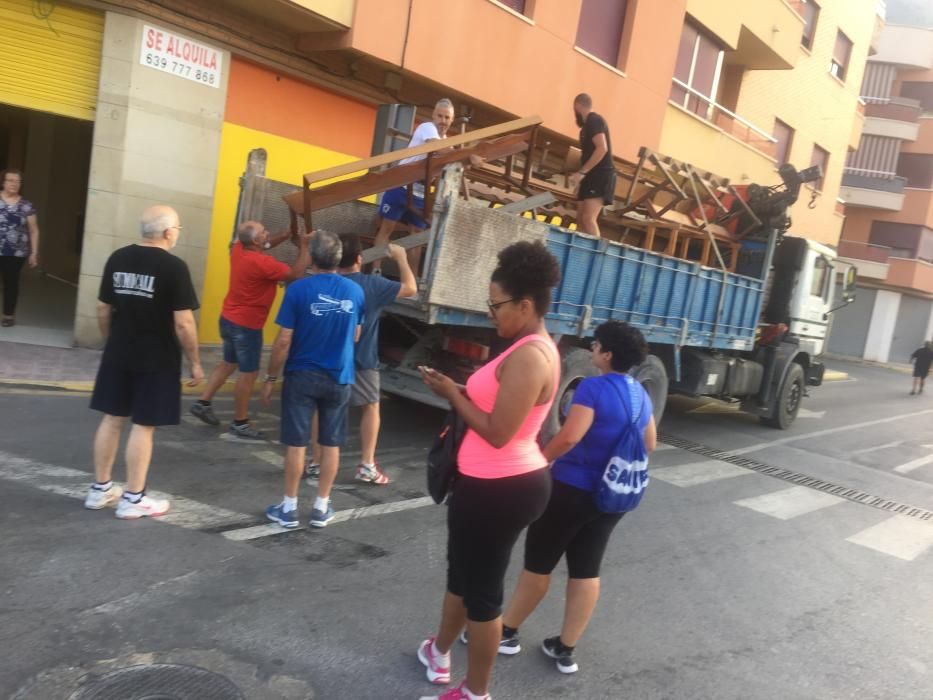 Los vecinos de Redován se ponen manos a la obra para habilitar la iglesia