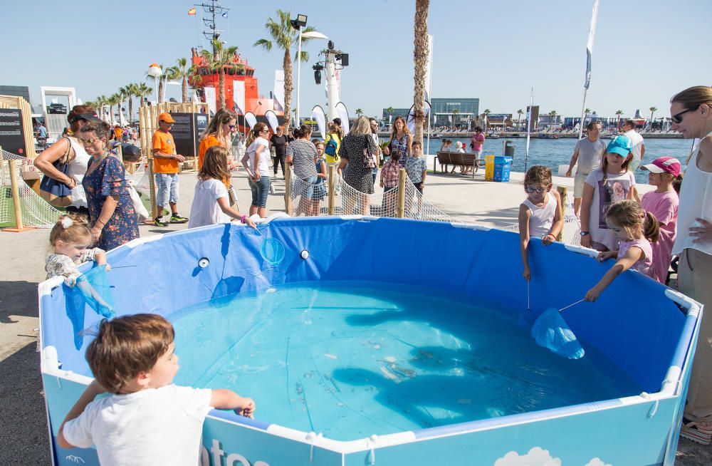 Miles de personas se dan cita en el Village del Puerto de Alicante para disfrutar del estreno de la competición