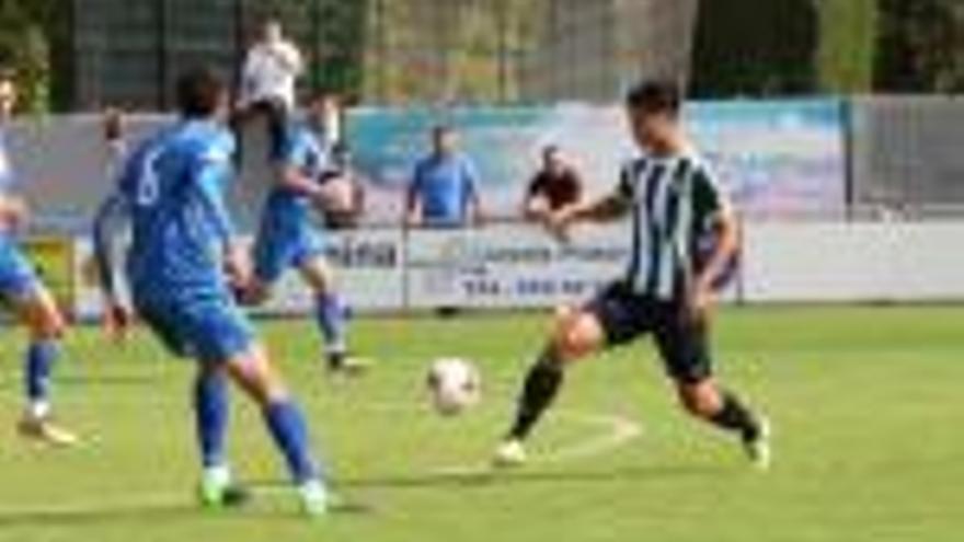 El migcampista del Peralada-Girona B, Paik, en una acció del partit d&#039;ahir.