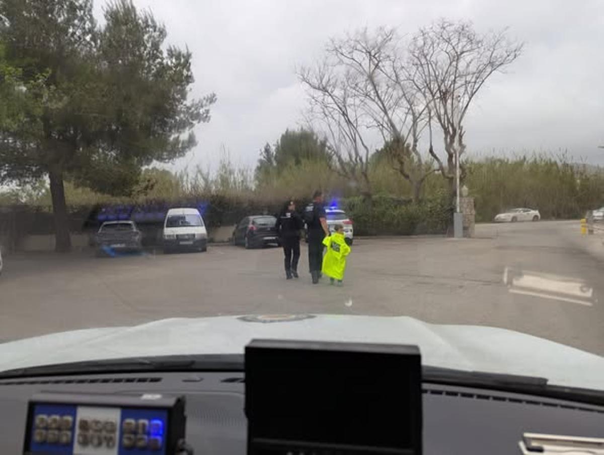 Policías Locales acompañan al niño que se había perdido.