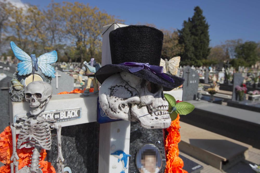 El cementerio de Alicante recibe miles de visitas en el día de los Santos