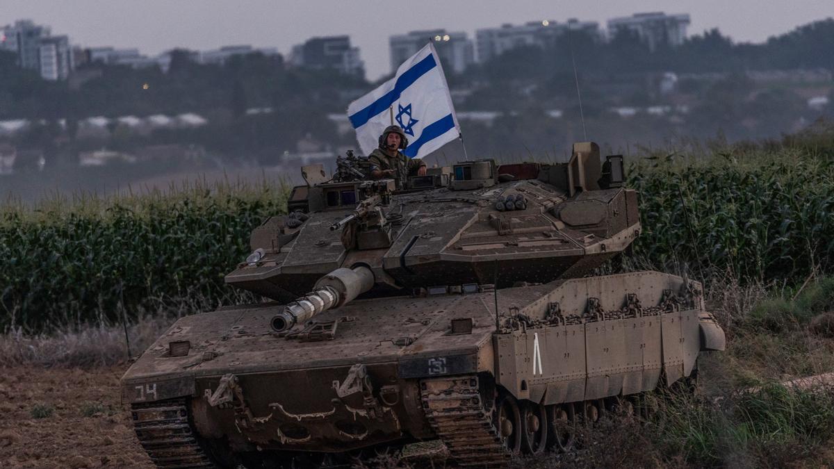 Imagen de archivo de un militar israelí en un tanque junto a la Franja de Gaza.