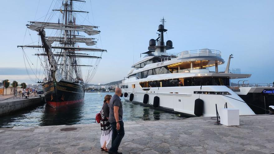 Dos barcos en las instalaciones del puerto de Eivissa que gestiona Igy Gestoras Marinas Spain desde el verano de 2022. | CÉSAR NAVARRO