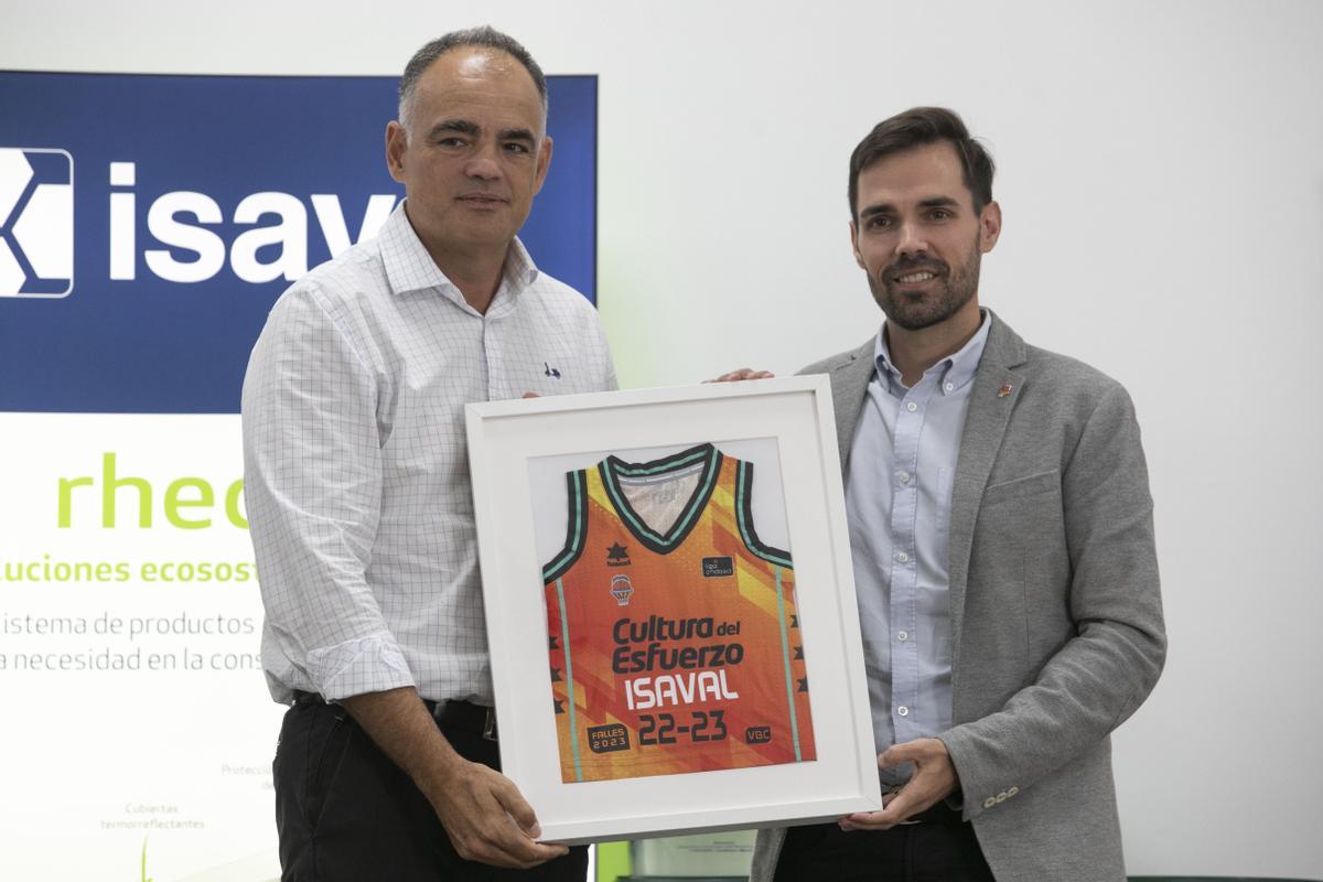 Enric Carbonell entrega a Santiago Vallejo, presidente de Pinturas Isaval, una camiseta en agradecimiento a nueve años de colaboración con el Valencia Basket