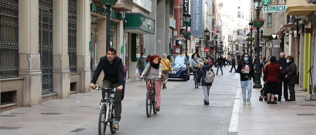 Ciclistas por el centro de Castelló.