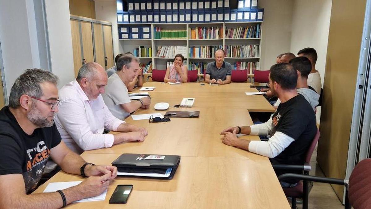 En la cabecera de la mesa, Verónica Noval, jefa de gabinete de la consejería de Ciencia, y Javier Cueli, durante al reunión con representantes de los trabajadores y de los sindicatos CCOO y USO.