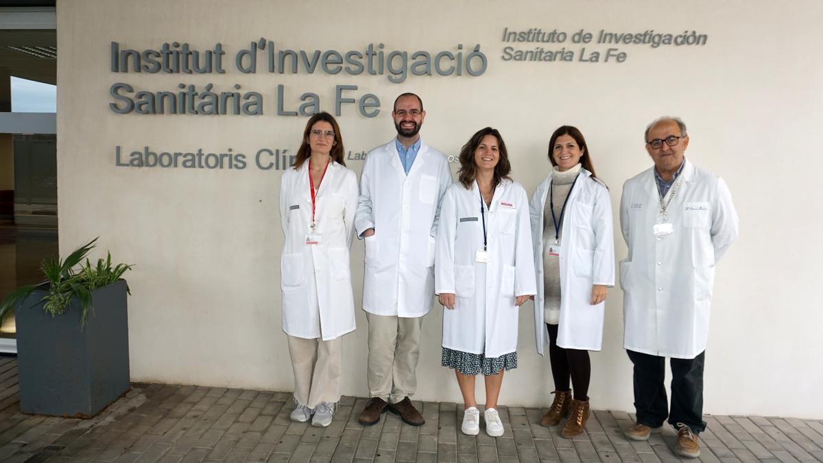 Lorena Pérez-Carrillo, Isaac Giménez-Escamilla, Estefanía Tarazón, Esther Roselló-Lletí y Manuel Portolés, en la puerta del Instituto de Investigación Sanitaria La Fe.