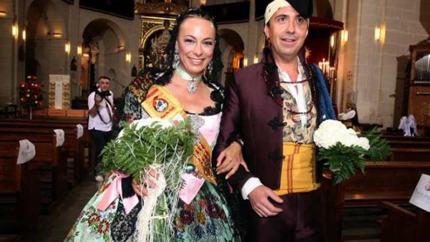 La alcaldesa, junto al estilista de la Bellea durante un desfile de la Ofrenda de Flores.