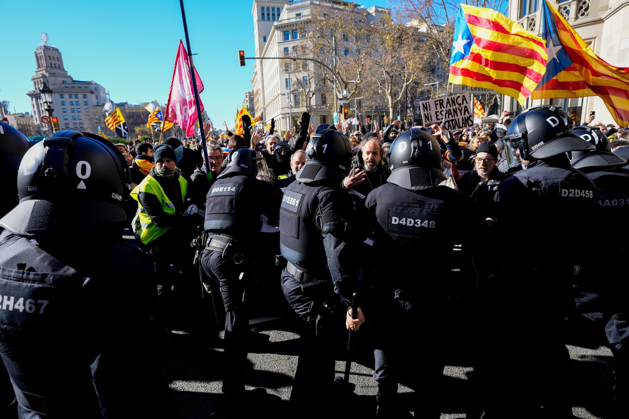 Tensió davant del consolat francès de Barcelona