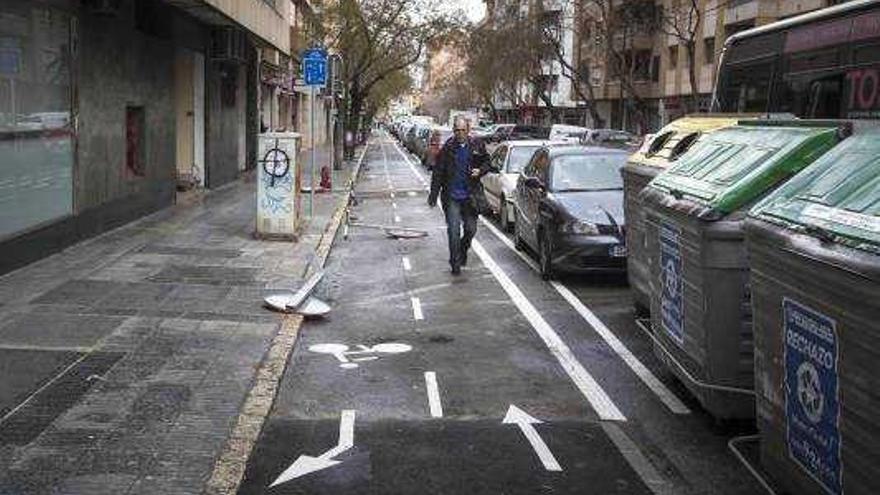 Nicht gerade ein beispielhafter Radweg: der neue Streifen entlang der Calle Pérez Galdós.