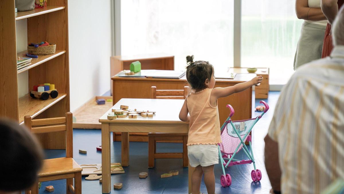 Una pequeña jugando en una de las 'escoletas' de la isla