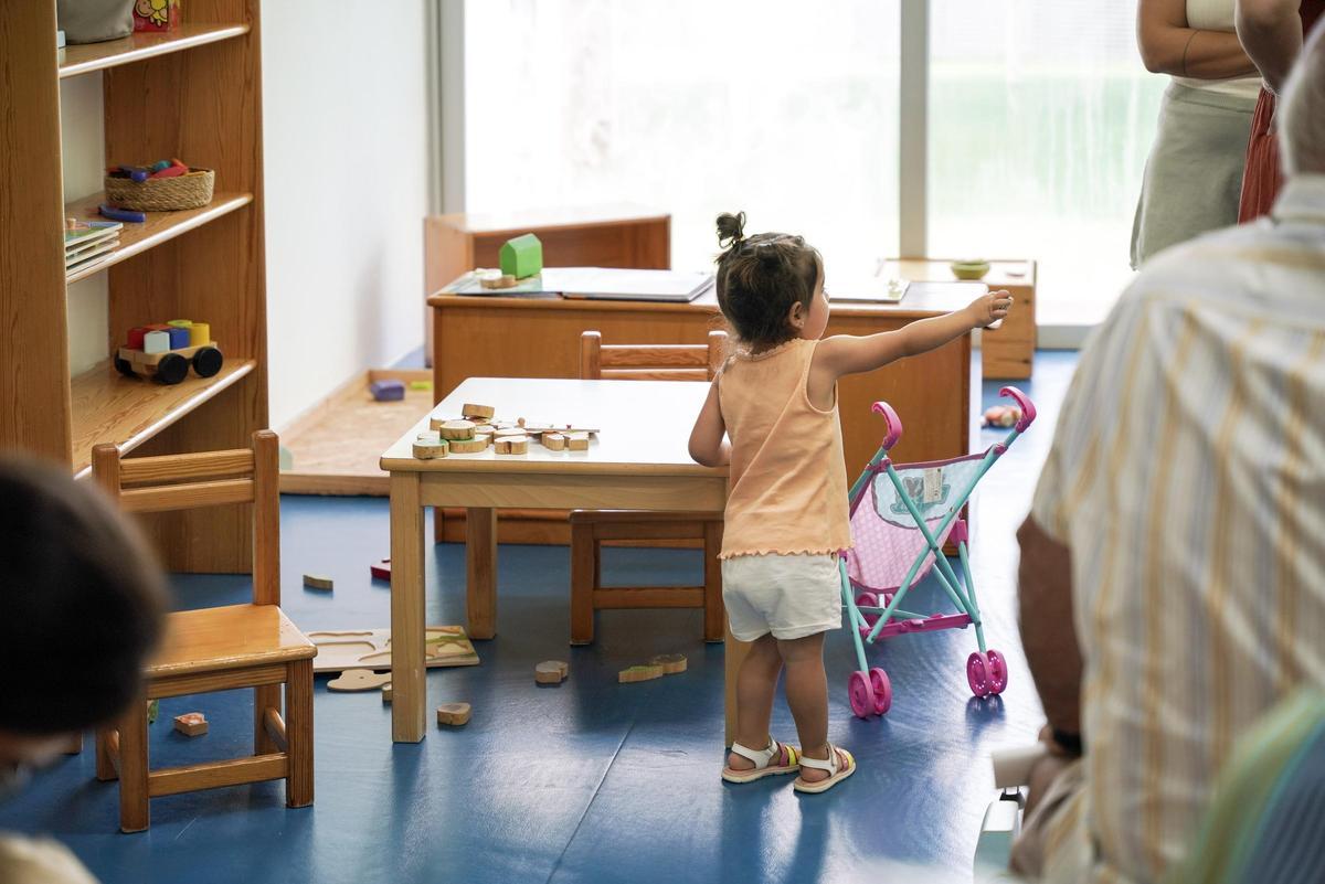 Una pequeña jugando en una de las 'escoletas' de la isla