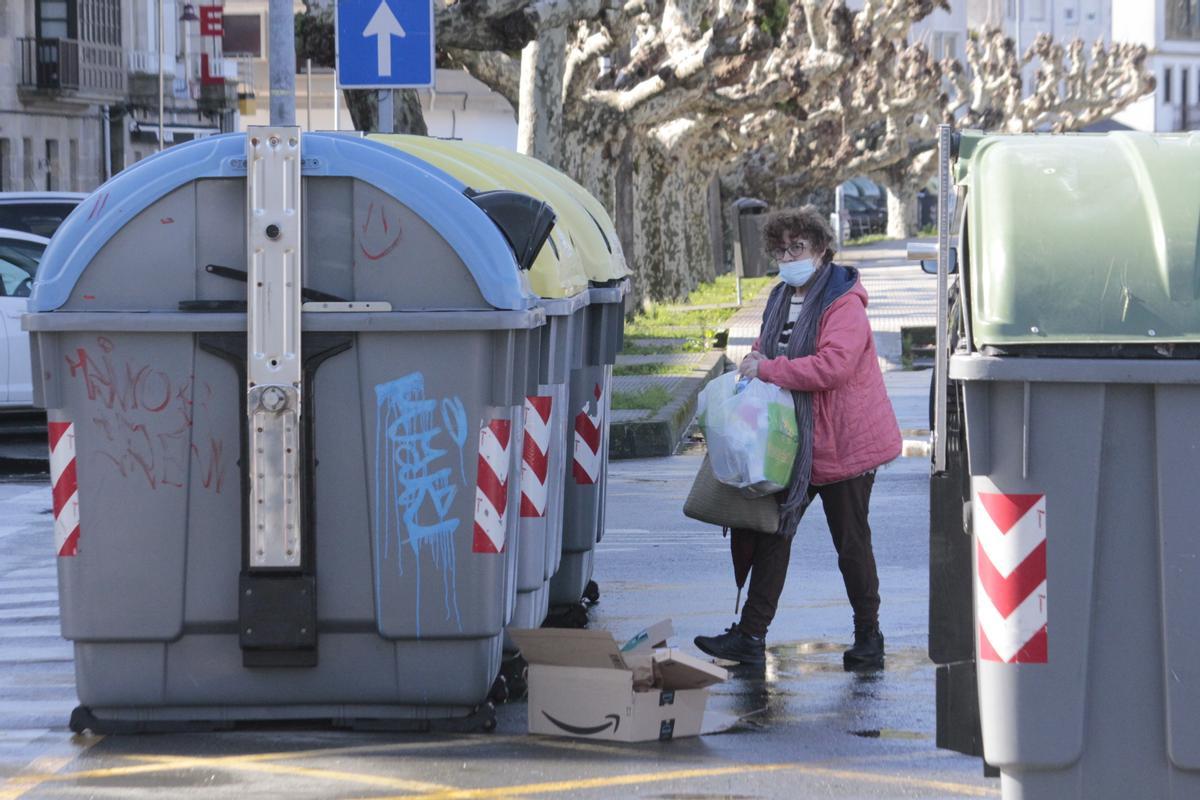 Una vecina de Bueu se dispone a usar los contenedores de recogida selectiva.