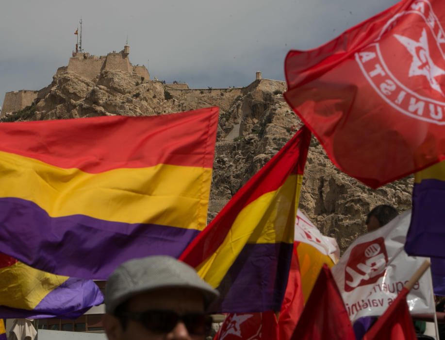 Más de 300 personas reivindican la República en Alicante