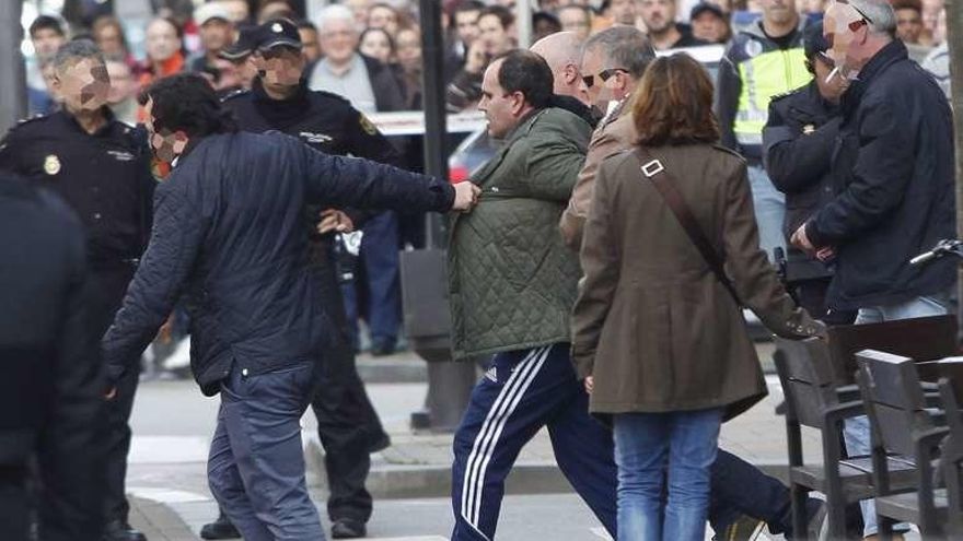 Pablo P. G., esposado por la Policía tras el atraco, en marzo.