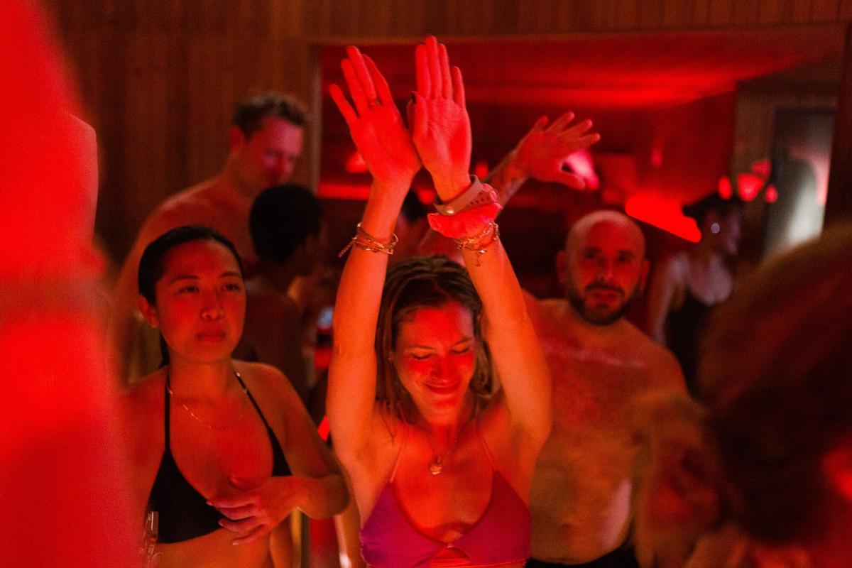 Barcelona. 19/03/2026. On Barcelona. Spa Rave en Inner Flow Studio, con DJ y saxofonista en directo. AUTOR: Marc Asensio Barcelona, Catalunya, España, spa, DJ, saxofonista, fiesta, Spa Rave, baile, diversión, relajación, sauna, jacuzzi, Wellness, fiesta, evento, agua, Inner Flow Studio