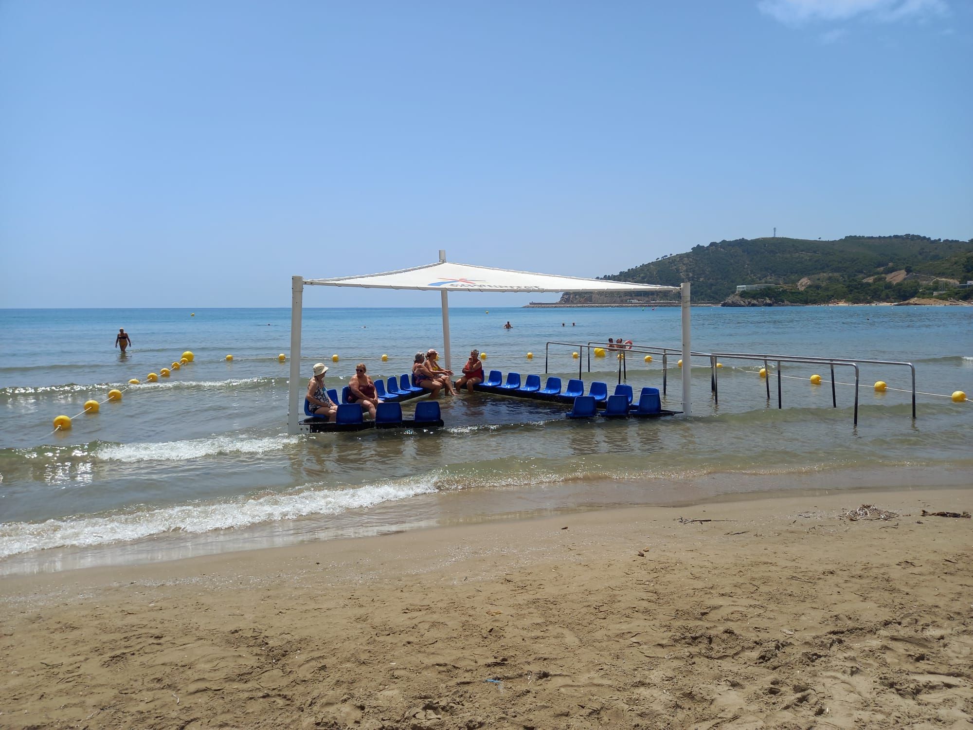 El famoso columpio de Orpesa vuelve a la playa de la Concha, pero esta vez solo en la arena