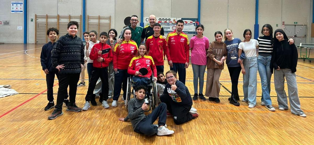 Los deportistas del equipo paralímpico de tenis de mesa que entrenan en el Centro de Alto Rendimiento con los alumnos del CEIP Hernándnez Ardieta.