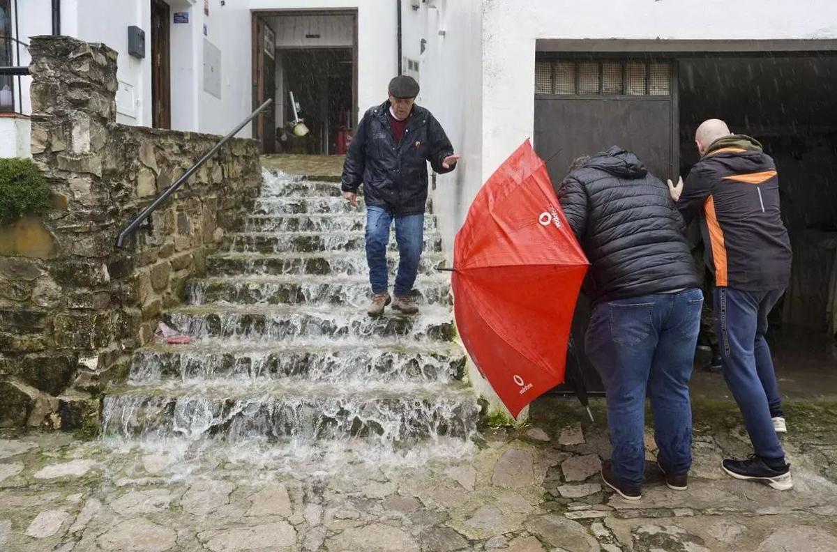 Así corría el agua por las calles de Grazalema tras la última DANA.