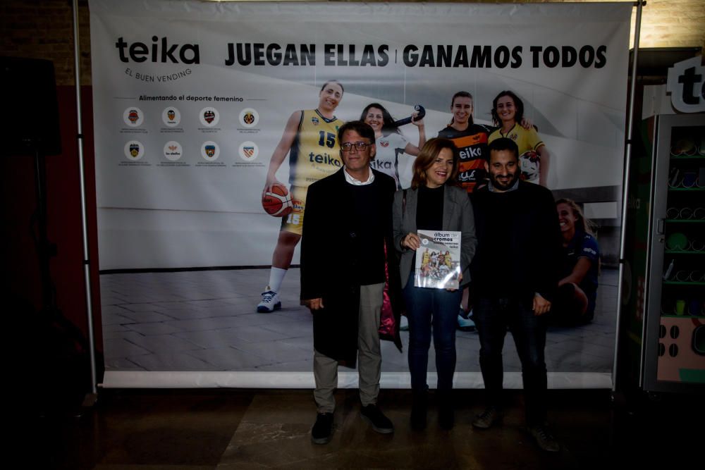 Presentación del album de cromos femenino de Teika