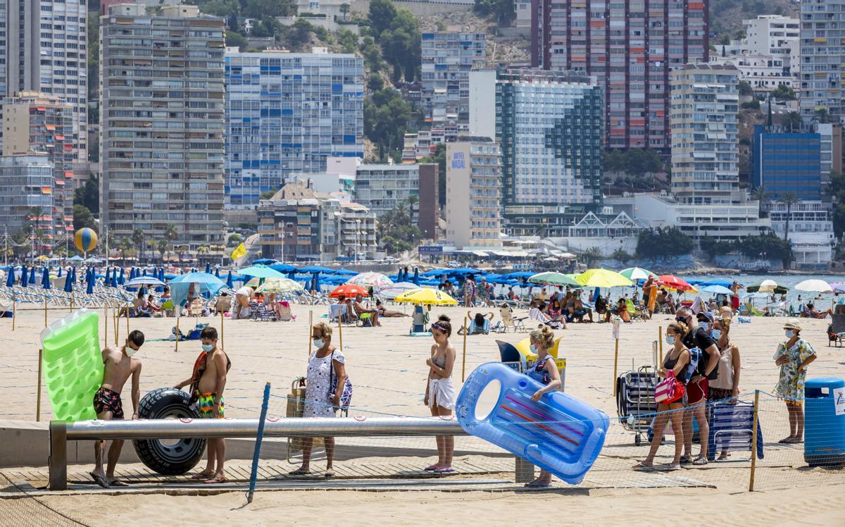 Bañistas en la playa de Benidorm en julio del año pasado. 