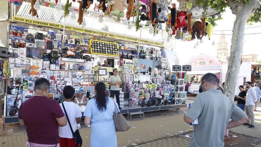 El perrito piloto ahora es un perro salchicha: así son las tómbolas de la Feria de Córdoba
