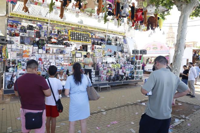 Las tómbolas y juegos de azar en la Feria de Córdoba, en imágenes
