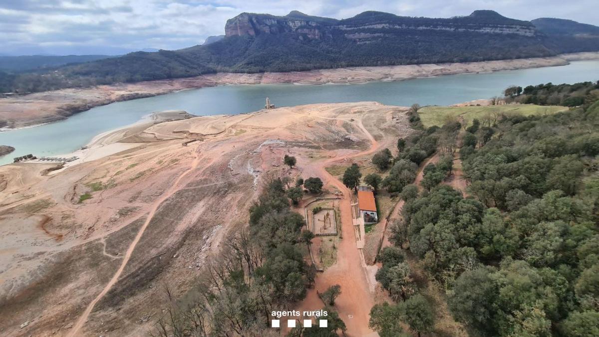 Un dispositivo de informadores, agentes rurales y mossos desquadra controla este sábado las entradas al pantano de Sau, en el primer día de acceso restringido para evitar que los visitantes puedan quedar atrapados en el barro que ha emergido durante la operación de vaciado del embalse