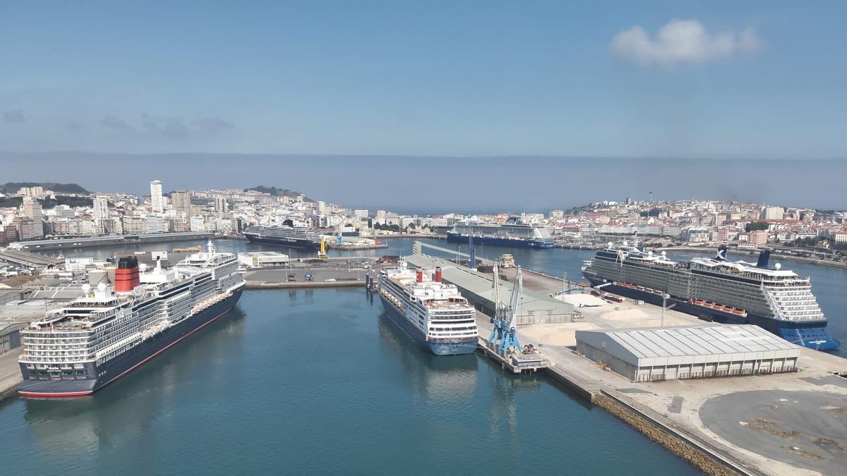Cruceros haciendo escala en A Coruña el día del eclipse solar.